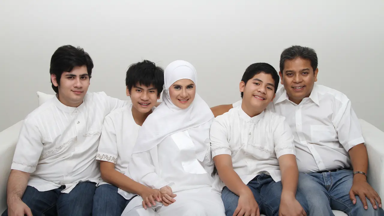 Astrie Ivo dan keluarga