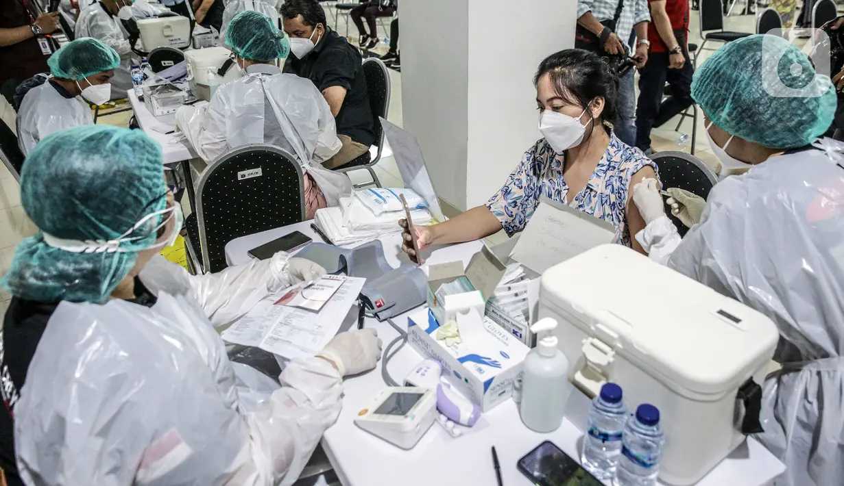 Petugas medis menyuntikkan vaksin COVID-19 Astrazeneca kepada pekerja ritel di GOR Tanjung Duren, Jakarta Barat, Senin (24/5/2021). Kementerian Kesehatan menargetkan 40.349.049 orang di Indonesia mendapat vaksinasi COVID-19 dosis pertama. (Liputan6.com/Faizal Fanani)