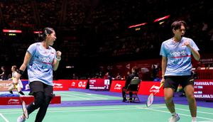 Ganda campuran Indonesia Adnan Maulana/Indah Cahya Sari Jamil mengalahkan unggulan empat asal Thailand Dechapol Puavaranukroh/Supissara Paewsampran pada babak 16 besar Hong Kong Open 2025 di Hong Kong Coliseum, Kamis (11/9).&nbsp;(foto: PBSI)