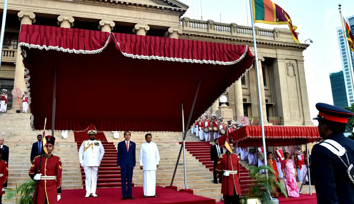 Presiden Jokowi dan Presiden Sri Lanka Maithripala Sirisena saat upacara penyambutan di Presidential Secretariat, Colombo, Sri Lanka, Rabu (24/1). Maithripala berharap siswa Lemhannas dari Sri Lanka ditingkatkan. (Liputan6.com/Pool/Biro Pers Setpres)