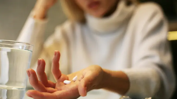 Minum obat (iStock)