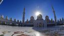 Suasana di halaman Masjid Agung Sheikh Zayed di ibukota UEA Abu Dhabi (15/3). Masjid ini dinamai sesuai dengan tokoh besar dibalik ide pembangunannya, Sheikh Zayed bin Sultan Al Nahyan. (AFP Photo/Giuseppe Cacace)