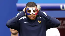 Mbappe memamerkan masker pelindung barunya untuk pertama kalinya dalam Latihan. (FRANCK FIFE / AFP)