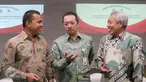 Dirut Samana Citra Agung Deni Fahlevi, Deputi BUMN Fajar Harry Sampurno, Dirut Semen Indonesia Suparni (ki-ka) saat penandatanganan perjanjian pembentukan perusahaan patungan PT Semen Indonesia Aceh di Jakarta, (17/3). (Liputan6.com/Angga Yuniar)