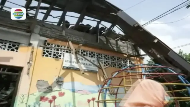Atap dan Dinding Sekolah di Semarang Rusak Akibat Angin Kencang