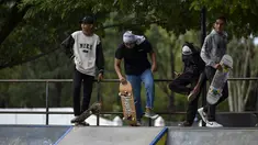 Sejumlah Pemain skateboard bersiap untuk berlatih di taman skate di Banda Aceh (8/11/2020). (AFP/Chaideer Mahyuddin)