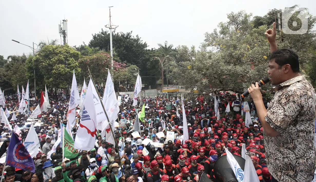 Presiden KSPI Said Iqbal saat memimpin aksi buruh di sekitar Gedung DPR RI, Jakarta, Rabu (2/10/2019). Puluhan ribu buruh dari berbagai daerah berunjuk rasa dalam rangka menolak revisi UU Ketenagakerjaan dan PP Nomor 78 Tahun 2015. (merdeka.com/Iqbal S. Nugroho)