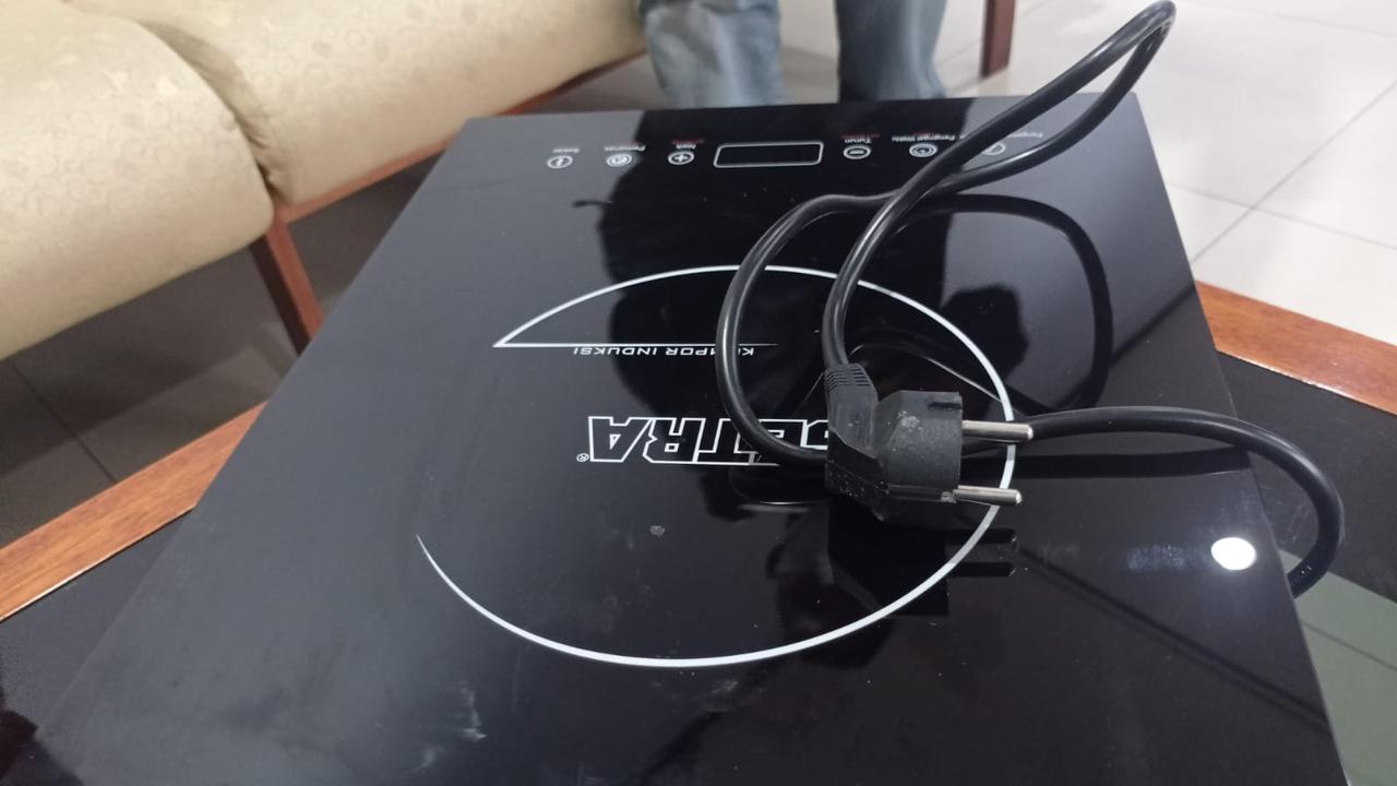 Sekitar 2000 orang warga Kota Kendari mulai beralih ke kompor listrik mengikuti arahan Presiden Joko Widodo.(Liputan6.com/Ahmad Akbar Fua)