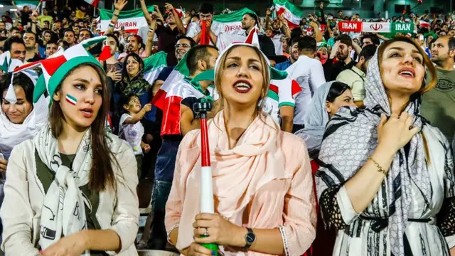 Untuk pertama kalinya setelah 38 tahun Pemerintah Iran memperbolehkan para wanita untuk menonton sepak bola di stadion.