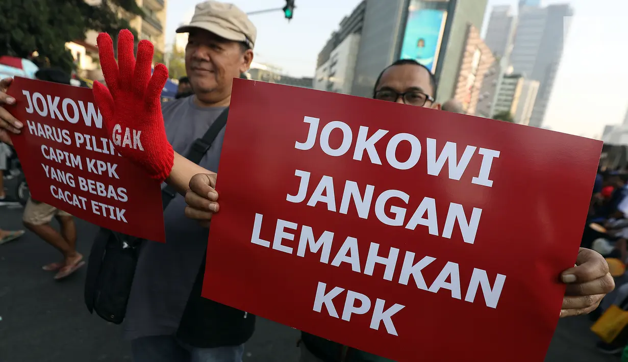 Koalisi masyarakat sipil membawa poster saat kegiatan Car Free Day di Jalan MH Thamrin, Jakarta, Minggu (1/9/2019). Aksi tersebut sebagai simbolisasi agar Presiden Jokowi mendorong Pansel Capim KPK untuk memilih kandidat yang bersih dan berani menuntaskan kasus korupsi. (Liputan6.com/Johan Tallo)