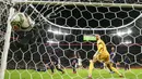 Kiper Belanda, Bart Verbruggen gagal menghalau bola tendangan pemain Jerman, Jamie Leweling pada laga lanjutan Grup A3 UEFA Nations League di Allianz Arena, Jerman, Selasa (15/10/2024) dini hari WIB. (AP Photo/dpa/Christian Charisius)