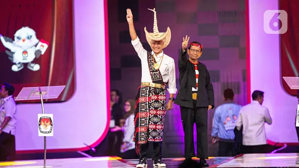 Pasangan Ganjar-Mahfud menggunakan pakaian khas adat dari dua daerah di Indonesia. (Liputan6.com/Faizal Fanani)