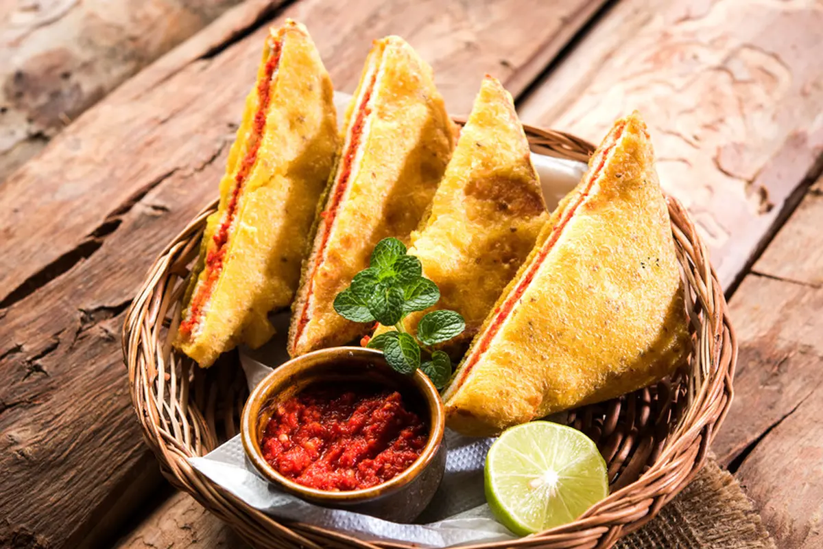 roti tawra goreng isi ayam