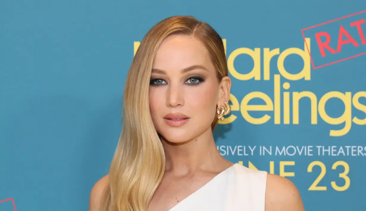 Aktris peraih Oscar itu menonjolkan fitur sirene layarnya dengan riasan termasuk lipstik nude yang licin. (Dia Dipasupil/Getty Images/AFP)