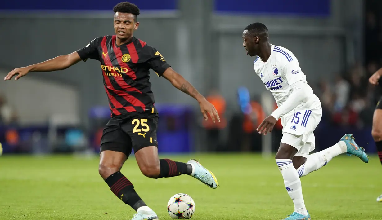 <p>Pemain Manchester City, Manuel Akanji membawa bola dari kawalan pemain FC Copenhagen, Mohamed Daramy selama pertandingan lanjutan grup G Liga Champions di Stadion Parken di Kopenhagen, Denmark, Selasa 11 Oktober 2022. FC Copenhagen bermain imbang atas City 0-0. (Liselotte Sabroe/Ritzau Scanpix via AP)</p>