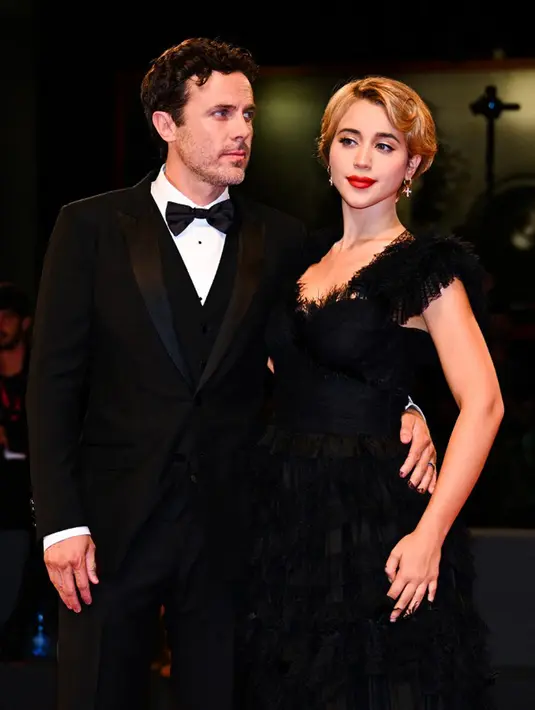<p>Aktor Amerika Serikat Casey Affleck dan aktris Amerika Serikat Caylee Cowan tiba pada pemutaran film 'Dreamin' Wild' di Venice Film Festival 2022 di Lido, Venesia, Italia, di Lido di Venezia di Venesia, Italia, 7 September 2022. Casey Affleck tak ragu menunjukkan perhatiannya kepada Caylee Cowan di depan kamera. (Andreas SOLARO/AFP)</p>