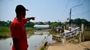 Ranting pohon dan material sampah lainnya longsor menutup aliran Kali Pesanggrahan. (BAY ISMOYO/AFP