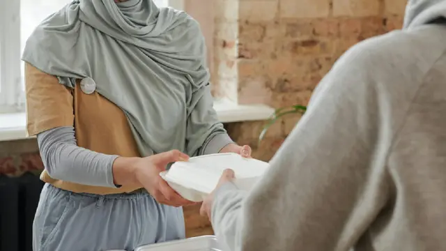 Muslimah bersedekah (Pexels)