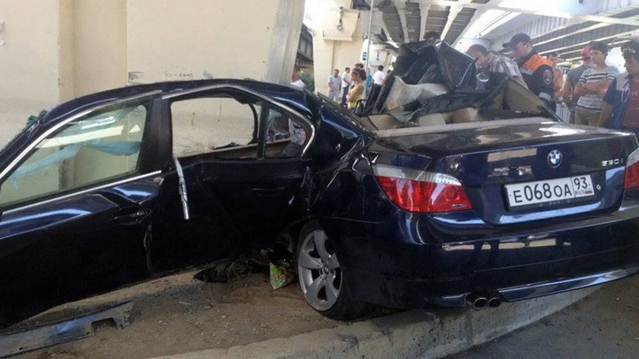 Seruduk Pilar Jalan Layang, Sedan Mawah Ini Terbelah Dua