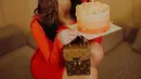 Luna Maya berpose memegang kue dan mimik meniup lilin ulang tahun. Di sini, ia memadukan dress merahnya dengan heels emas dan hand bag dari high end brand bernuansa kecokelatan. [Foto: Instagram/lunamaya]