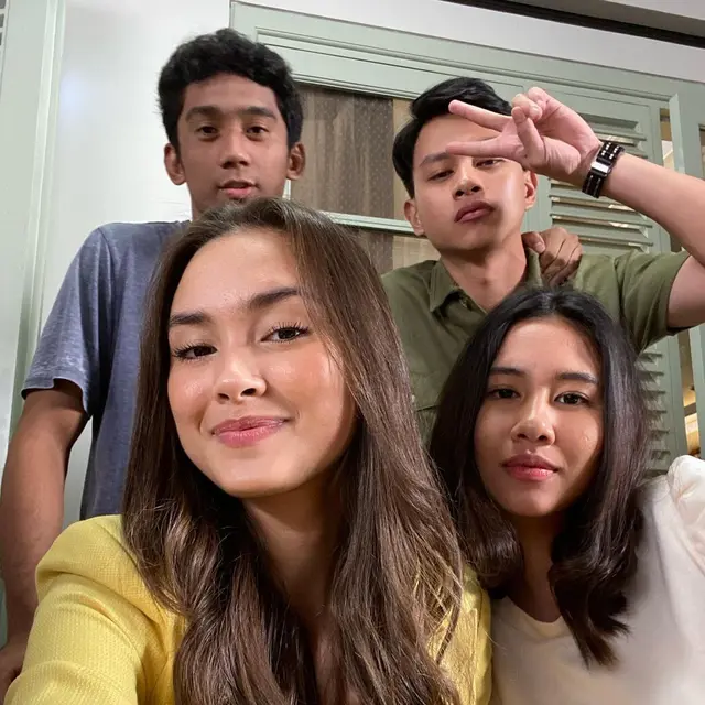 Debut Bintangi Web Series, Ini 6 Potret Daffa Wardhana Bareng Para Pemainnya