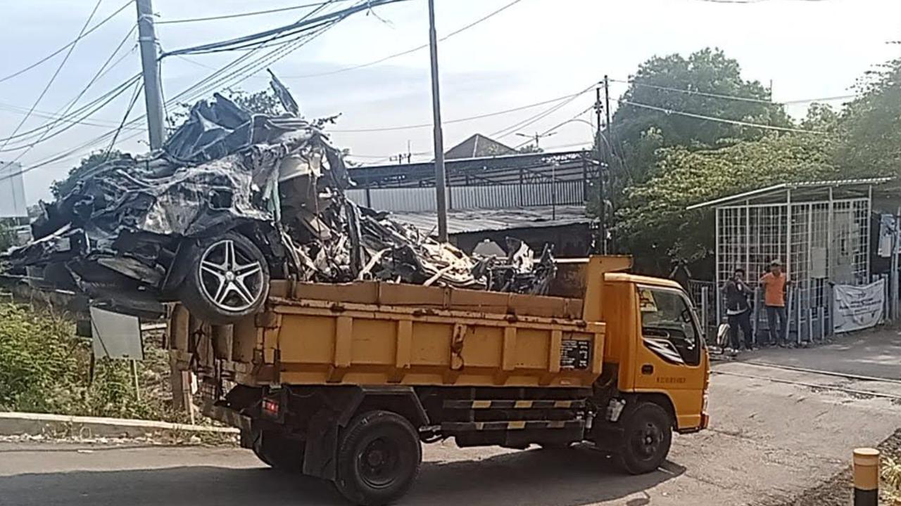 Ada Mobil Mercy Ditemukan Ringsek Tertimbun Reruntuhan Bangunan Musala di Ponpes Al Khoziny Sidoarjo