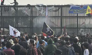 Demo Mahasiswa di DPR Memanas, Pagar Dirusak dan Ban Dibakar