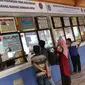 Suasana loket penjualan tiket di Terminal Kampung Rambutan, Jakarta, Jumat (8/6). Pada H-7 Lebaran, Terminal Kampung Rambutan sudah dipadati sekitar 6.225 pemudik dengan berbagai tujuan. (Liputan6.com/Immanuel Antonius)