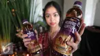 Model menunjukkan prodak Nafoura Kurma Water di Jakarta, Kamis (2/5). Nafoura Kurma Water siap dipasarkan di Indonesia untuk memenuhi kebutuhan nutrisi masyarakat saat berpuasa. (Liputan6.com/Angga Yuniar)