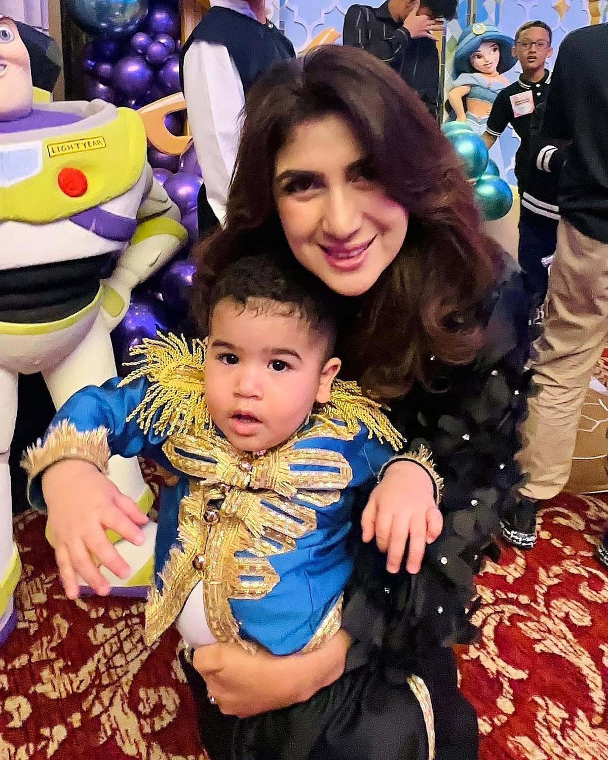 7 Potret Tania Nadira Bersama Ibu dan Adik yang Cantik Semua