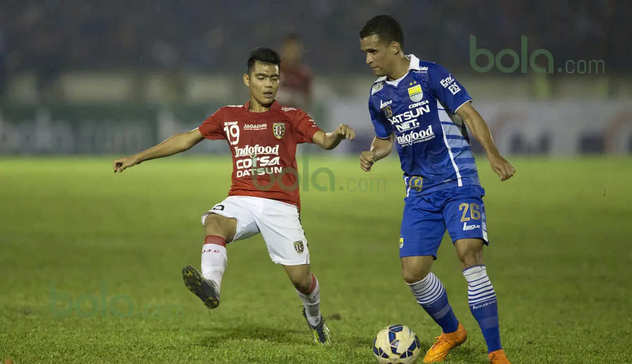 Pemain Persib, Aron Da Silva (kanan), berusaha melewati pemain Bali United, Hendra Sandi Gunawan, dalam laga persahabatan di Stadion Siliwangi, Bandung, Sabtu (13/2/2016). (Bola.com/Vitalis Yogi Trisna) 