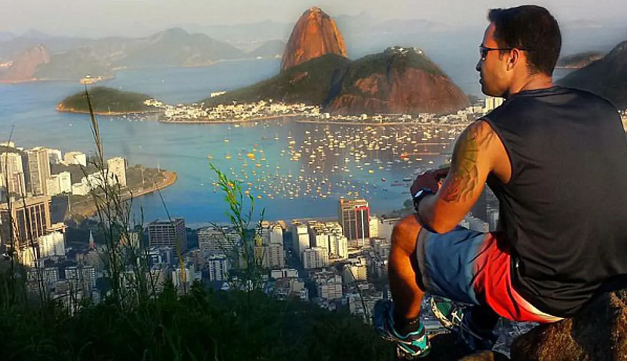 Candela berfoto dengan pemandangan kota Rio de Janeiro, Brasil. Aksi - aksi yang ia lakukan tersebut biasa disebut dengan stunt atau akrobatik. (Dailymail.co.uk)