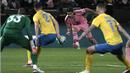 Pemain Inter Miami, Luis Suarez (tengah) berusaha mencetak gol ke gawang Al-Nassr pada laga persahabatan di Kingdom Arena Stadium, Riyadh, Arab Saudi, Jumat (02/02/2024) dini hari WIB. (AP Photo/Amr Nabil)