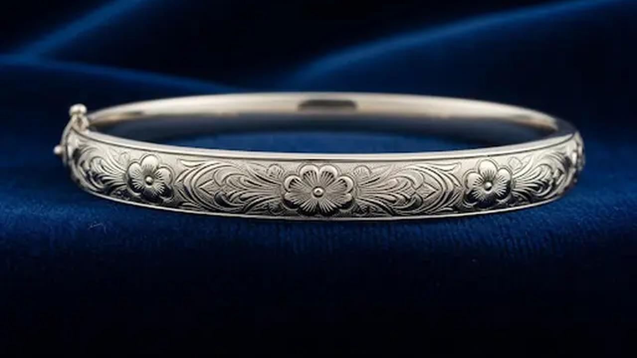 Gelang Emas Putih Motif Bunga Timbul Klasik/Gelang Motif Bunga Emas Putih Feminin 2025 (Sumber: gemini.com)