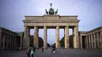 Wisatawan berkumpul di depan Gerbang Brandenburg yang terkenal di Jerman yang ditutupi sisa-sisa cat oranye di Berlin, Minggu, 1 Oktober 2023. (AP Photo/Markus Schreiber)