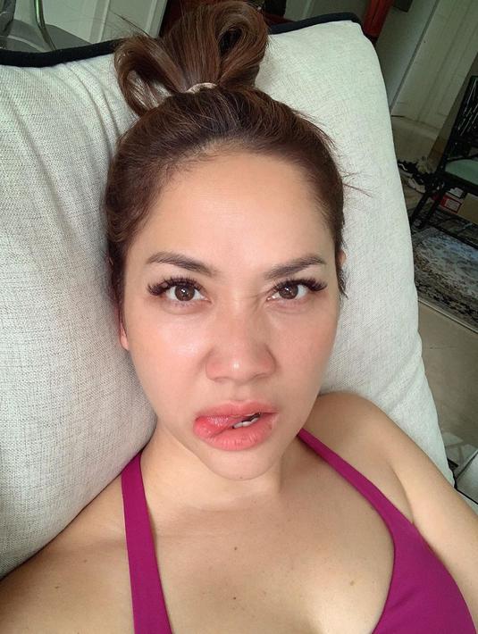 Bunga Citra Lestrai terlihat memesona dengan tampilan santainya. Rambut BCL di ikat satu dan selfie melihat kamera. Gaya fotonya pun sungguh lucu dengan lidah menjulur sedikit. Di foto ini, BCL terlihat sangat cantik dan awet muda (Liputan6.com/IG/@bclsinclair)