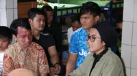 Selly Andriany Anggota Komisi VIII DPR RI mengobrol dengan teman netra di Wyata Guna Bandung, Sabtu (1/2/2020).