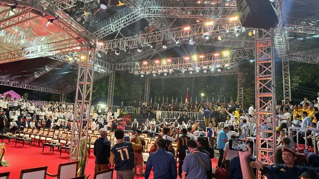 Pendukung tiga pasangan calon (paslon) presiden dan wakil presiden jelang pengundian nomor urut peserta Pilpres 2024 di Gedung KPU RI, Jakarta (Liputan6.com/Nanda Perdana Putra)