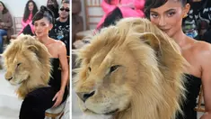 Foto kombinasi Kylie Jenner saat menghadiri koleksi Schiaparelli Haute Couture Spring-Summer 2023 di Paris, Senin, 23 Januari 2023. Peragaan rumah mode Schiaparelli di Le Petit Palais mengawali Paris Fashion Week Haute Couture Spring-Summer 2023. (AP Photo/Michel Euler)