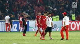 Pemain Persija, M Rezaldi Hehanusa (ketiga kanan) tertunduk usai dikalahkan Home United pada laga kedua Semifinal Zona Asia Tenggara Piala AFC 2018 di Stadion GBK, Jakarta, Selasa (15/5). Persija kalah 1-3. (Liputan6.com/Helmi Fithriansyah)