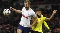 Duel pemain Tottenham, Harry Kane (kiri) dan pemain Watford, Adrian Mariappa pada lanjutan Premier League di Wembley stadium, London, (30/4/2018). Tottenham menang 2-0. (AP/Kirsty Wigglesworth)