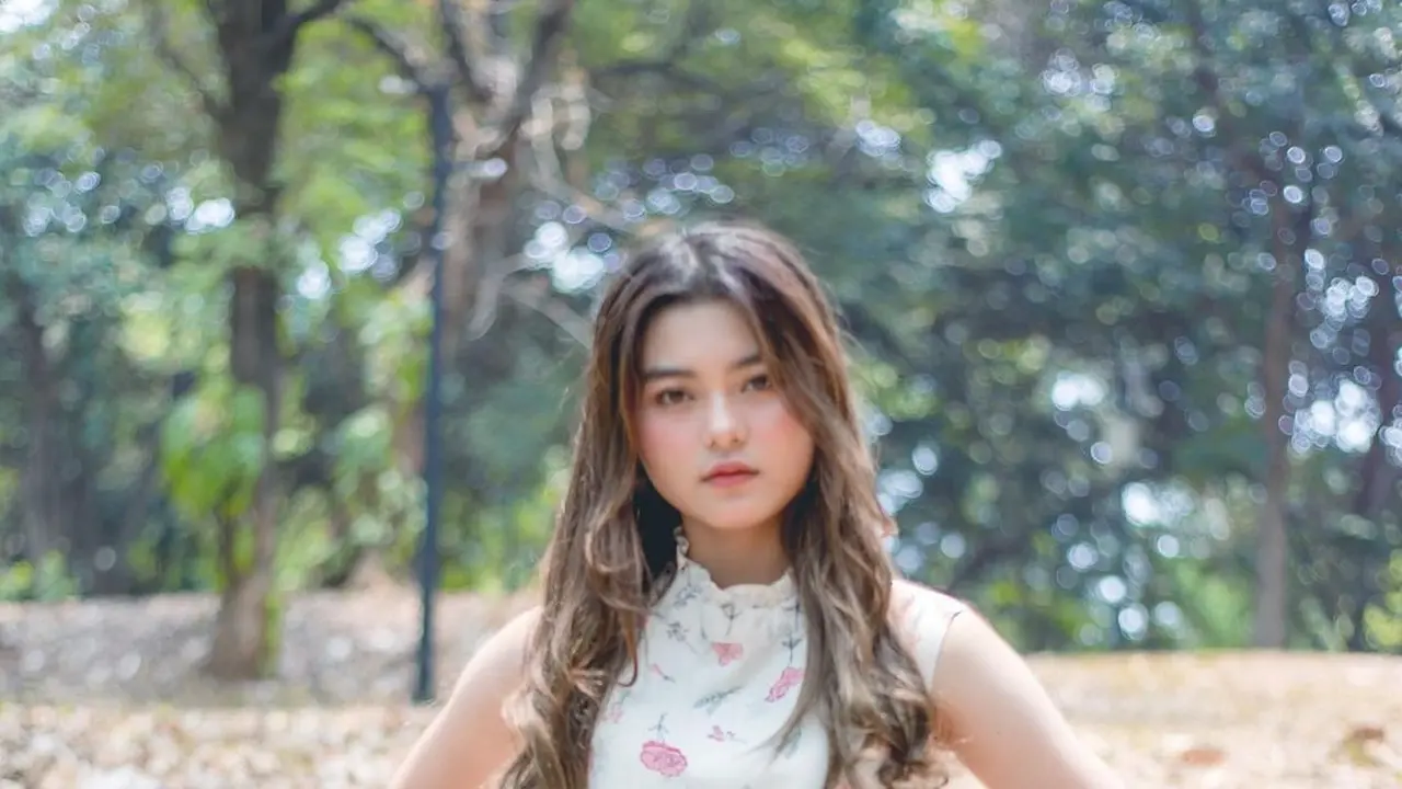 8 Potret Gaya Cesen Eks JKT48 Istri Marshel Widianto yang Kerap Tampil Anggun dengan Dress
