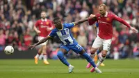 Pemain Brighton, Moises Caicedo (kiri) berebut bola dengan pemain Manchester United, Christian Eriksen pada laga semifinal Piala FA 2022/2023 di Stadion Wembley, London, Minggu (23/04/2023). Laga dimenangkan oleh MU dengan skor 7-6 melalui babak adu penalti. (AP Photo/Kirsty Wigglesworth)