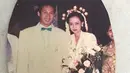 Ini adalah potret lawas pernikahan Pratikto Honggo Prasetyo dan Happy Mustikasari. 32 tahun bersama, Pratikto dan Happy Mustikasari menikah pada tahun 1992. Pada kala itu, orang tua Caesar Hito mengenakan baju adat Jawa. Meski usia ayah Caesar Hito kini sudah 68 tahun, namun tak dipungkiri jiku dulu dan kini wajahnya tetap awet muda tidak banyak berubah. (Liputan6.com/IG/@claragaby)