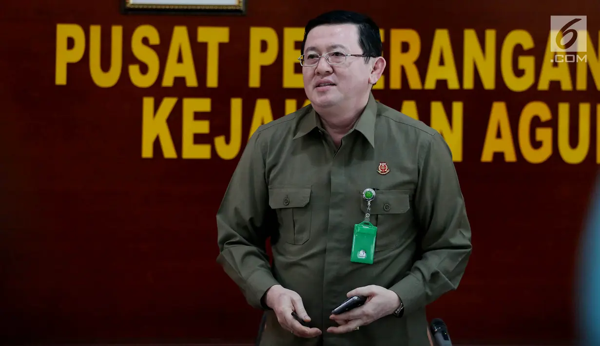 Kepala Pusat Penerangan Hukum Kejaksaan Agung, Muhammad Rum saat memberikan keterangan pers terkait Oprasi Tangkap Tangan yang di lakukan KPK kepada Kejaksaan Agung Negeri Pamekasan di Kejaksaan Agung, Jakarta, Kamis (3/8). (Liputan6.com/Johan Tallo)