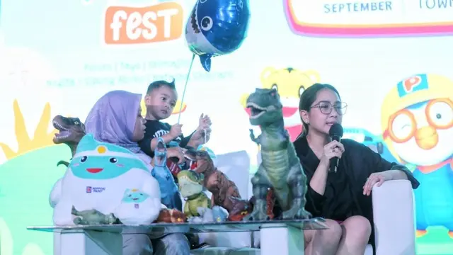 Nagita Slavina Ikut Dampingi Anak saat Nonton Tayangan