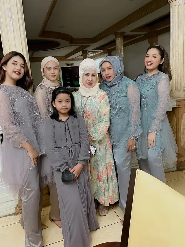 Ikuti Jejak Sang Nenek, Ini 6 Potret Rumy Rach Cucu Elvy Sukaesih