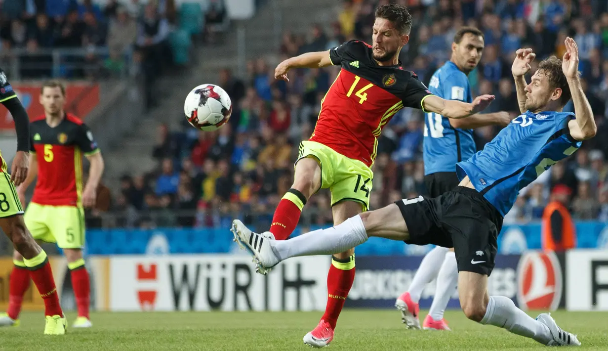 Pemain Belgia, Dries Mertens (kiri) berebut bola dengan pemain Estonia pada laga grup H di Tallinn, (9/6/2017). Mertens hingga saat ini telah mencetak lima gol untuk Belgia. (AFP/Raul Mee)
