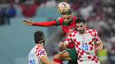 Maroko berusaha bangkit di babak kedua dengan mengandalkan serangan udara lewat striker mereka Youssef En-Nesyri (tengah) yang mempunyai lompatan baik. (AP Photo/Hassan Ammar)