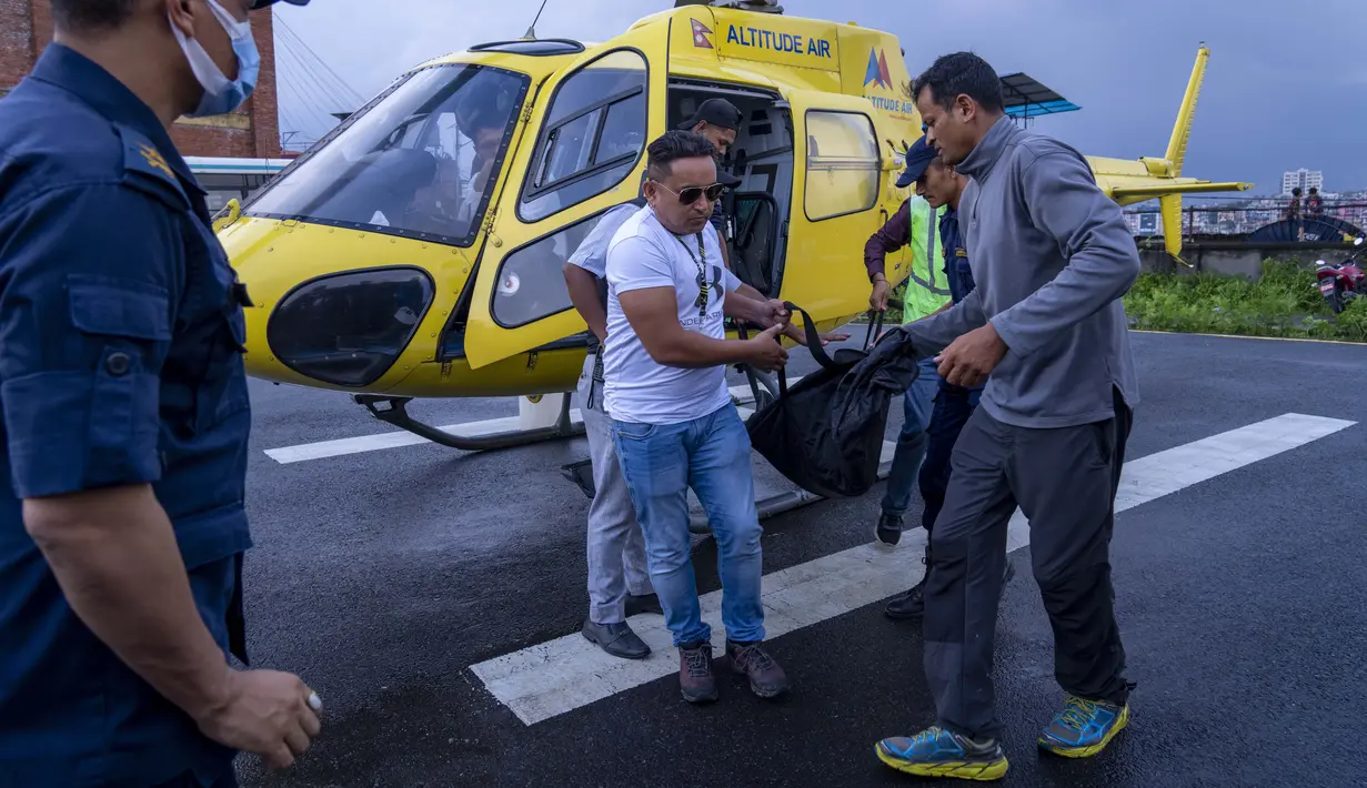 Lima turis Meksiko dan seorang pilot Nepal tewas saat helikopter yang ditumpanginya jatuh di dekat Gunung Everest di Nepal. (AP Photo/Niranjan Shrestha)